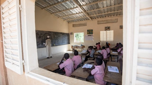 Ein Lehrer unterrichtet Schüler Niamey im Niger, in der Grundschule Goudell II.
