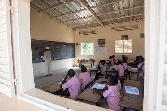 Ein Lehrer unterrichtet Schüler Niamey im Niger, in der Grundschule Goudell II.
