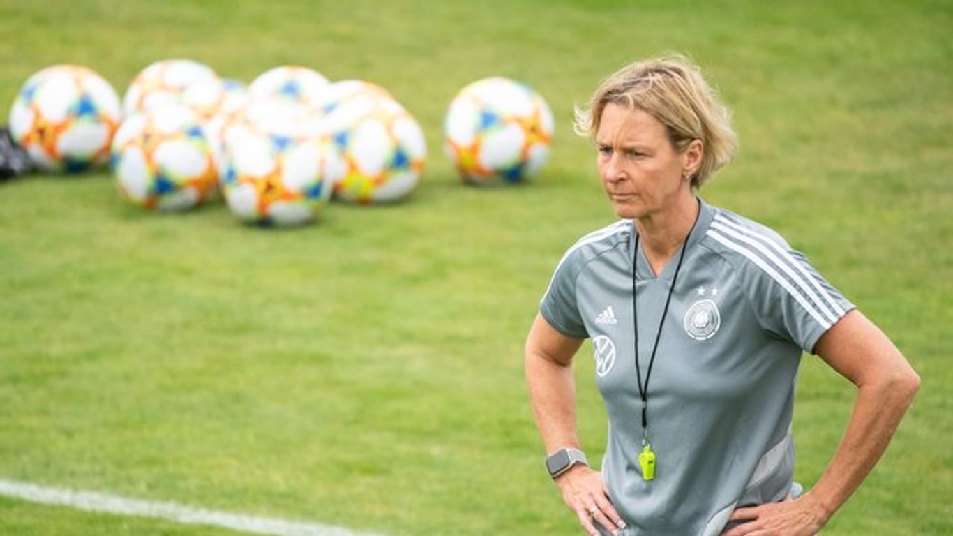 Martina Voss-Tecklenburg, Trainerin der deutschen Frauenfußball-Nationalmannschaft, steht auf dem Trainingsplatz.