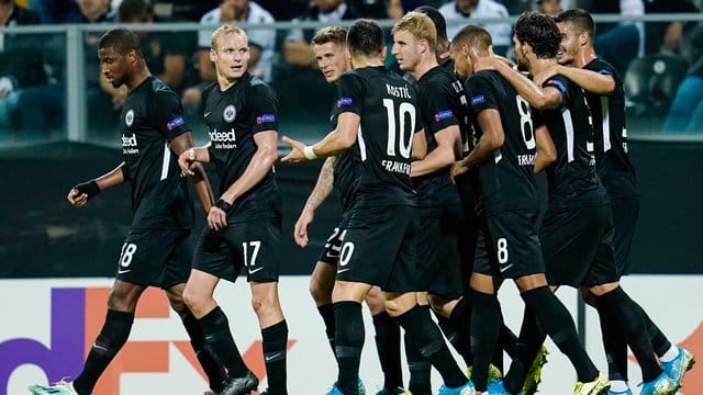 Frankfurts Mannschaft jubelt über das Tor zum 1:0 gegen Vitoria Guimarães. Frankfurts Mannschaft jubelt über das Tor zum 1:0 gegen Vitoria Guimarães.