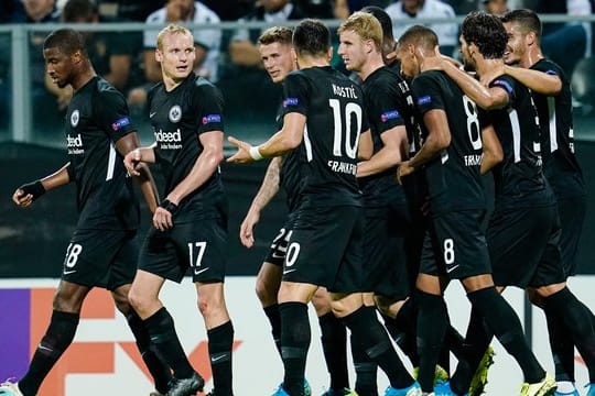 Frankfurts Mannschaft jubelt über das Tor zum 1:0 gegen Vitoria Guimarães.