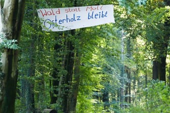 "Wald statt Müll. Osterholz bleibt": In Wuppertal protestieren Menschen gegen die Rodung eines Waldes.
