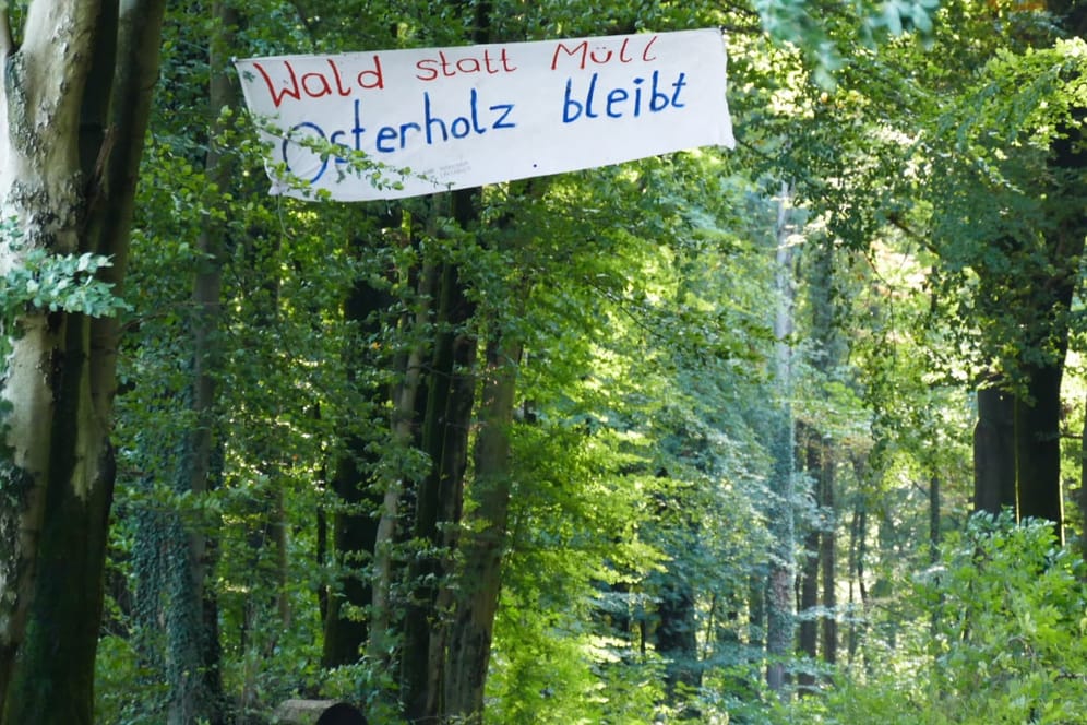 "Wald statt Müll. Osterholz bleibt": In Wuppertal protestieren Menschen gegen die Rodung eines Waldes.