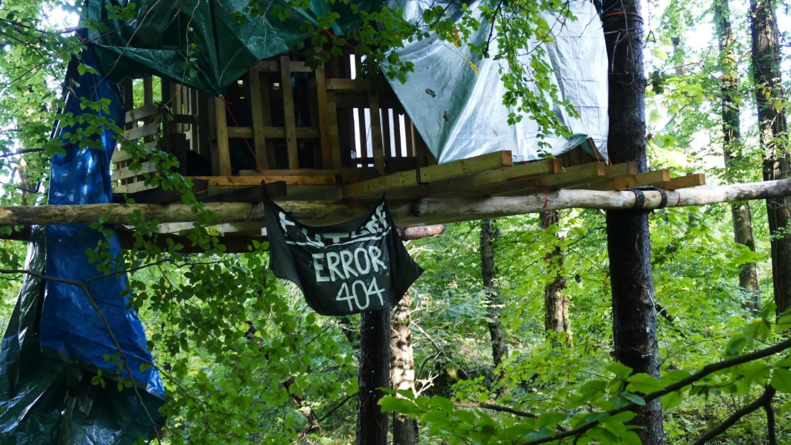 Wohnen im Wald: Das ist gerade Alltag für die vielen Waldbesetzer im Osterholz.