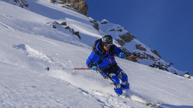 Skifahrer auf der Piste: Exoskelette wie Ski-Mojo sollen Menschen mit Knieproblemen helfen.