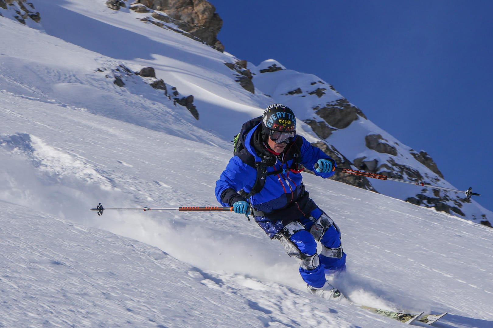 Skifahrer auf der Piste: Exoskelette wie Ski-Mojo sollen Menschen mit Knieproblemen helfen.