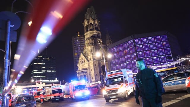 Polizisten und Rettungskräfte vor der Gedächtniskirche in Berlin.