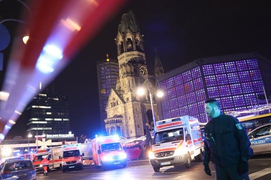 Polizisten und Rettungskräfte vor der Gedächtniskirche in Berlin.