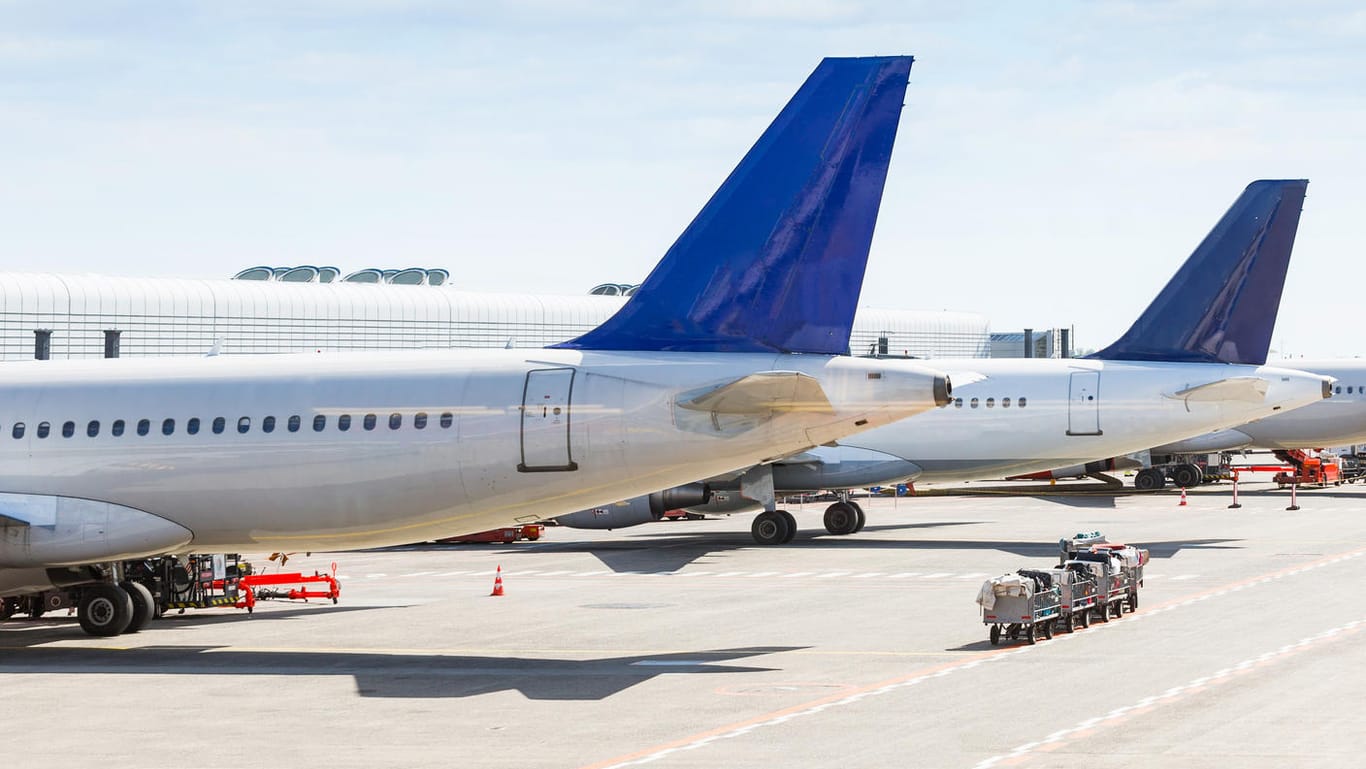 Flugzeuge in Parkposition: Die Luftverkehrsteuer soll erhöht werden. Das hätte Auswirkungen auf die Ticketpreise.