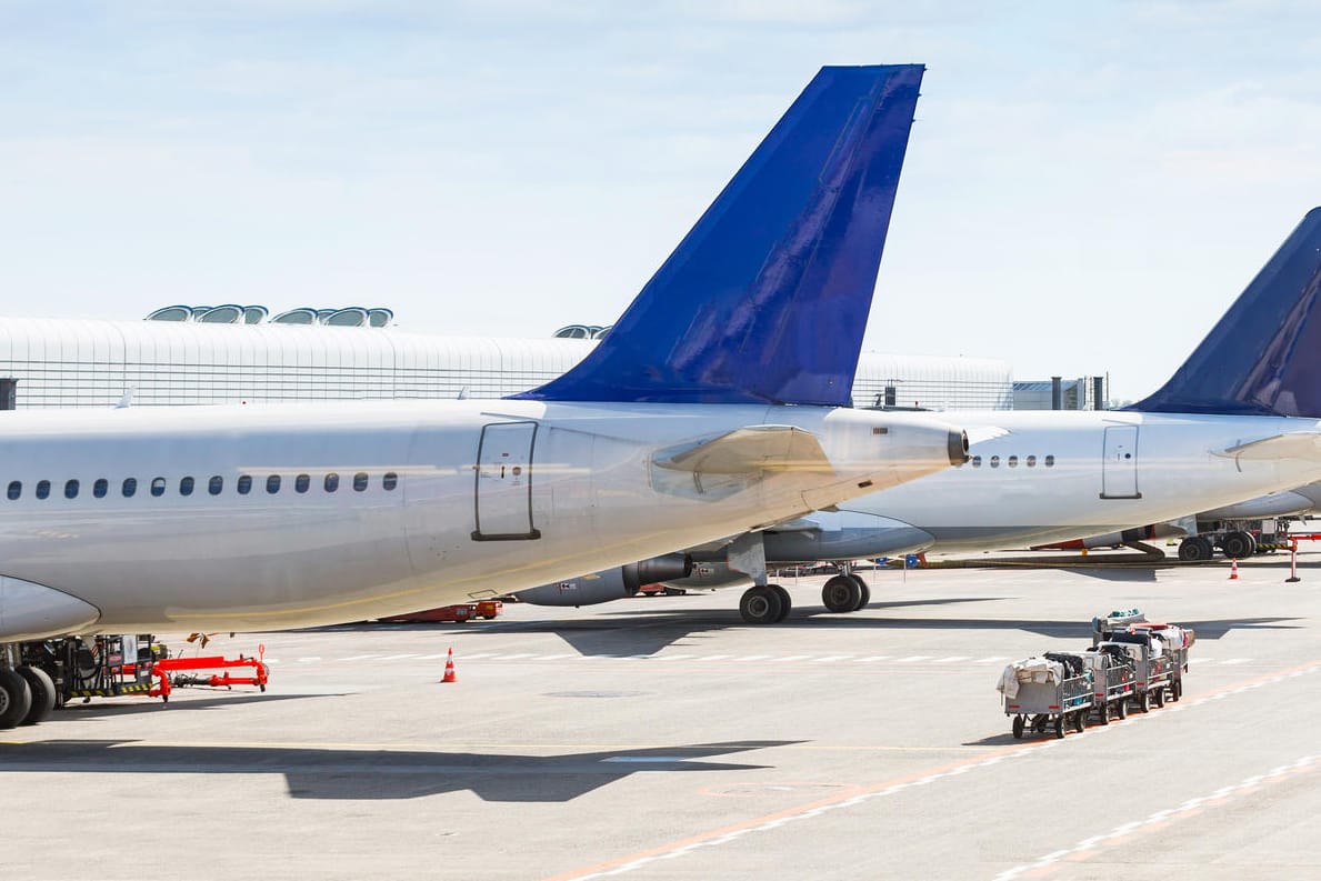 Flugzeuge in Parkposition: Die Luftverkehrsteuer soll erhöht werden. Das hätte Auswirkungen auf die Ticketpreise.