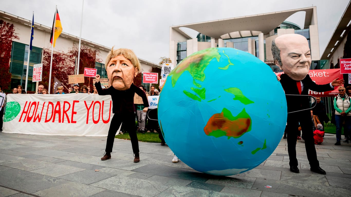 Klimaprotest vor Bundeskanzleramt: Die Aktivisten von Fridays for Future kritisieren das Klimapaket der Bundesregierung. (Symbolbild)