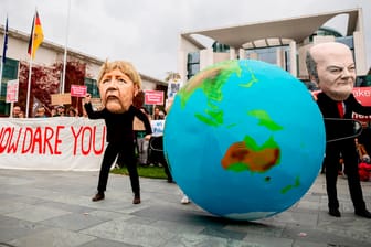 Klimaprotest vor Bundeskanzleramt: Die Aktivisten von Fridays for Future kritisieren das Klimapaket der Bundesregierung. (Symbolbild)