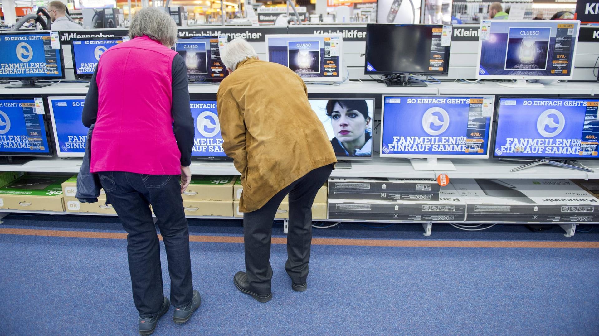 Kunden sehen sich Monitore in einem Elektronikfachmarkt an: Die vielen Abkürzungen im Technik-Bereich verunsichern viele Käufer.