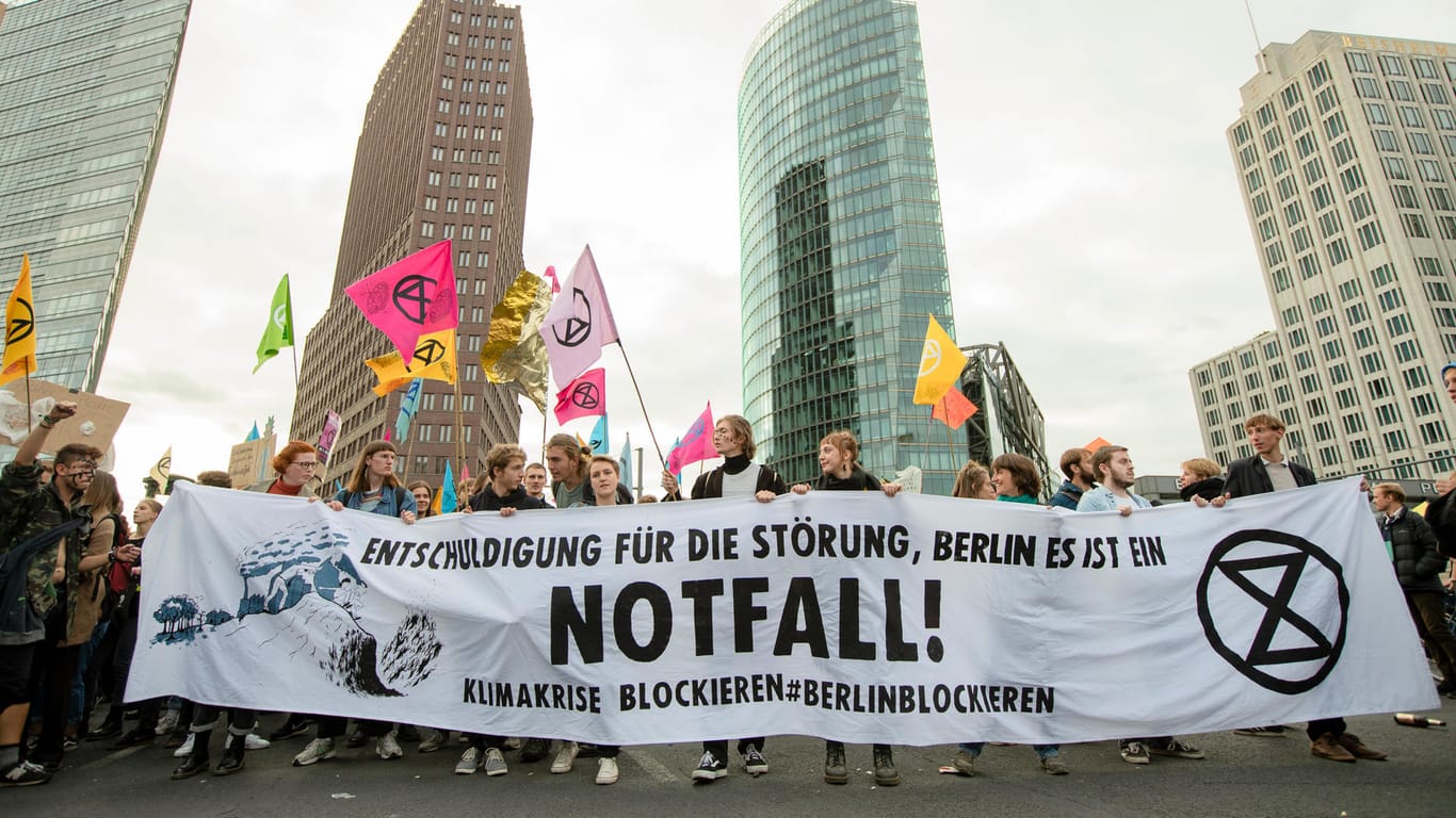 Aktivisten von Extinction Rebellion auf dem Potsdamer Platz in Berlin: Für den 7. Oktober plant die Bewegung auch in Deutschland Blockaden.