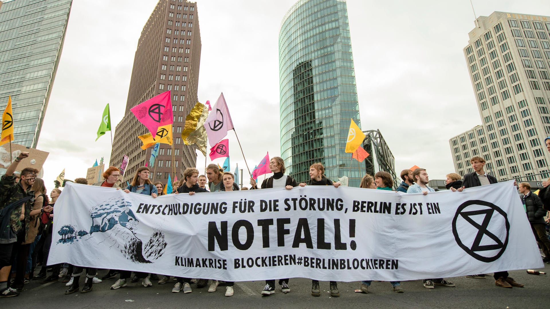 Aktivisten von Extinction Rebellion auf dem Potsdamer Platz in Berlin: Für den 7. Oktober plant die Bewegung auch in Deutschland Blockaden.