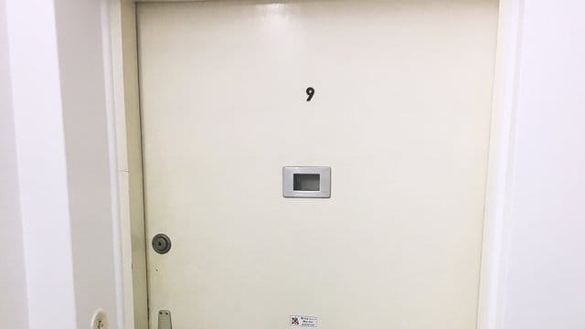Die Eingangstür zur Wohnung des verdächtigen Mannes.