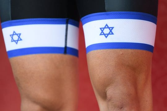 Waden eines Radprofis vom Team Israel Cycling Academy.