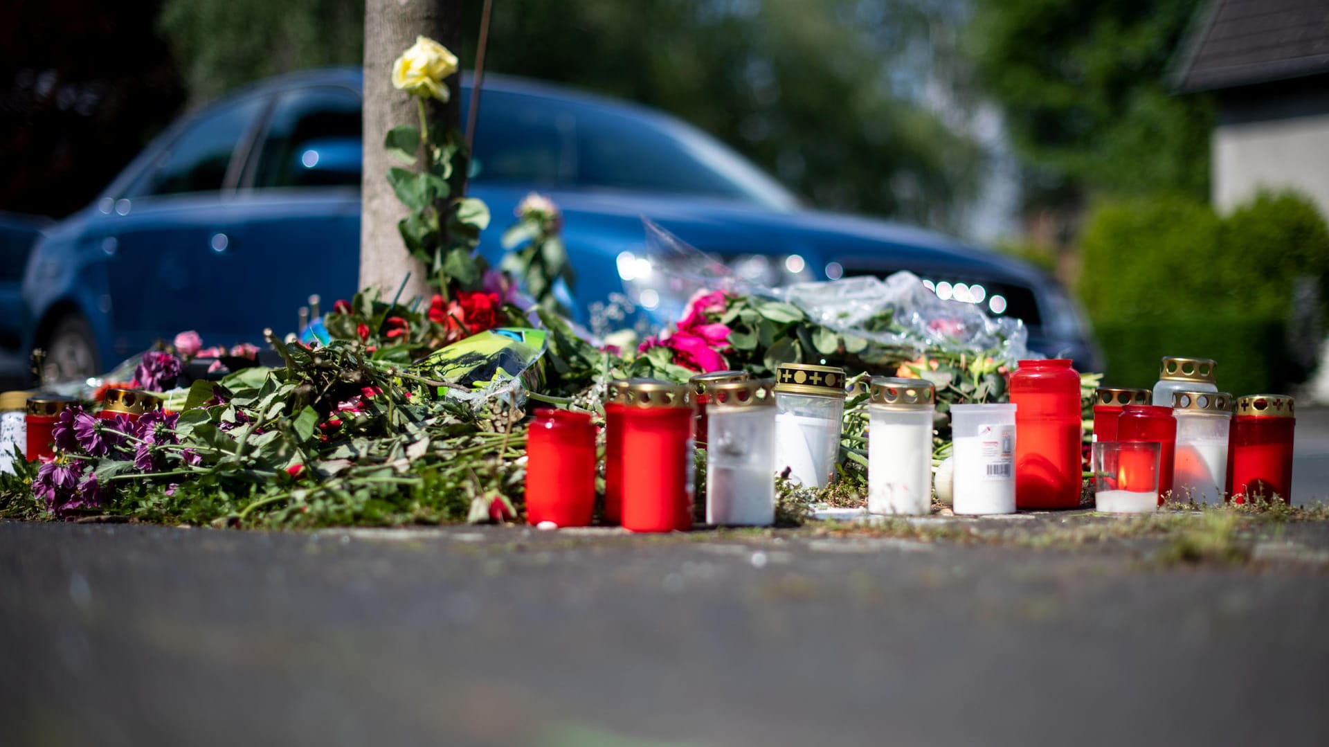 Unfallstelle nach mutmaßlichem Autorennen: Der Unfallfahrer ist wegen Mordes angeklagt worden. Unfallstelle nach mutmaßlichem Autorennen: Der Unfallfahrer ist wegen Mordes angeklagt worden.
