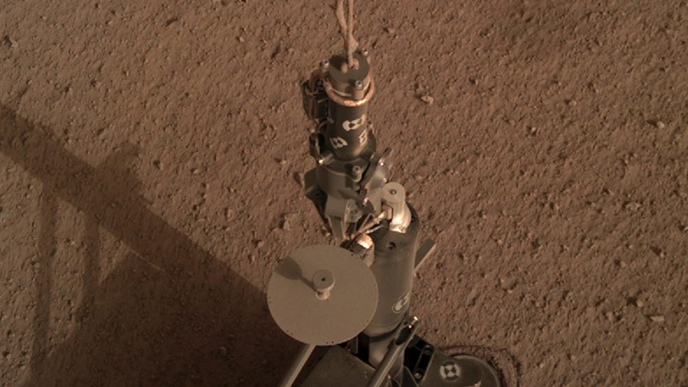 Roboter-Maulwurf auf dem Mars: Deutsche Forscher wollen den steckengebliebenen Bohrer jetzt befreien.