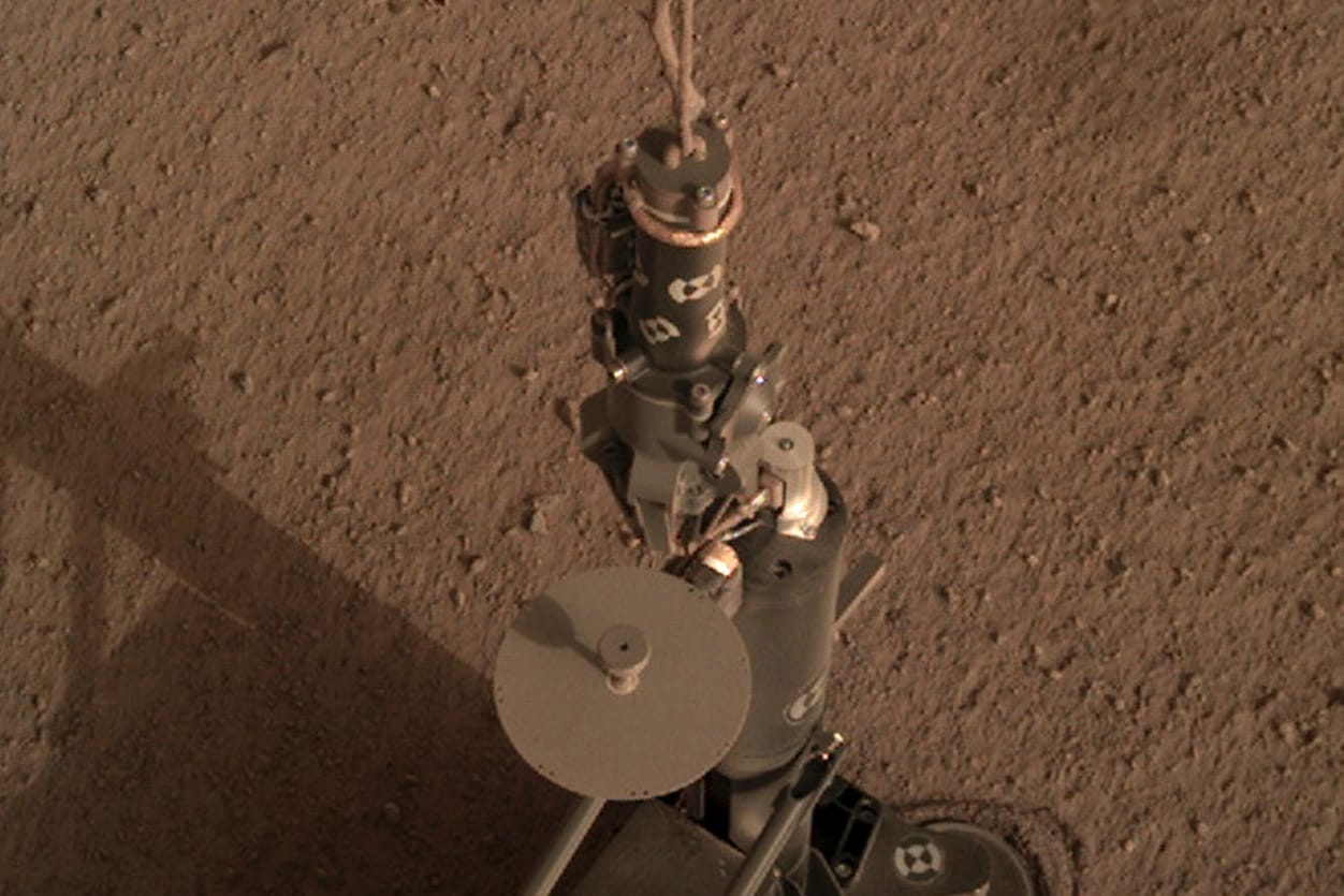 Roboter-Maulwurf auf dem Mars: Deutsche Forscher wollen den steckengebliebenen Bohrer jetzt befreien.