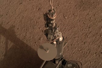 Roboter-Maulwurf auf dem Mars: Deutsche Forscher wollen den steckengebliebenen Bohrer jetzt befreien.