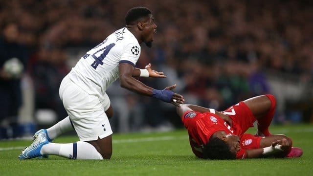 David Alaba liegt nach einem Zusammenprall im Spiel gegen Tottenham am Boden und hält sich die Rippen. David Alaba liegt nach einem Zusammenprall im Spiel gegen Tottenham am Boden und hält sich die Rippen.