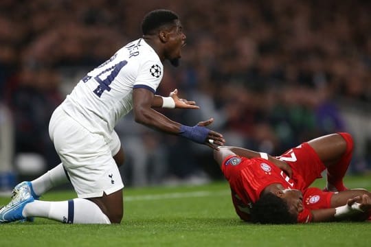 David Alaba liegt nach einem Zusammenprall im Spiel gegen Tottenham am Boden und hält sich die Rippen.