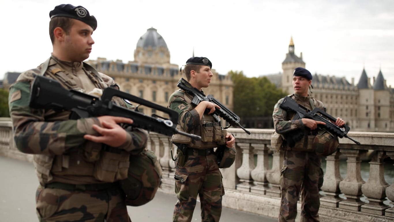 Französische Soldaten in der Nähe des Polizeihauptquartiers in Paris: Ein Mitarbeiter hatte dort mehrere Polizisten getötet.