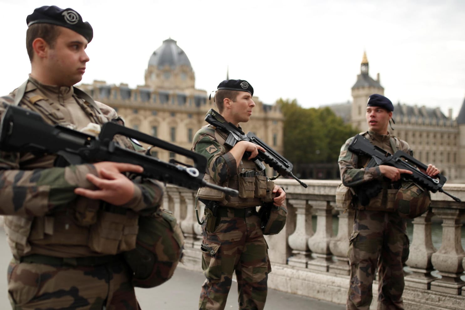 Französische Soldaten in der Nähe des Polizeihauptquartiers in Paris: Ein Mitarbeiter hatte dort mehrere Polizisten getötet.