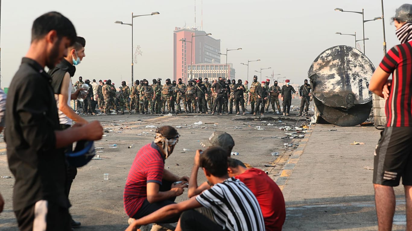 Demonstranten in Baghdad: Irakische Sicherheitskräfte blockieren eine Brücke, die in die gesicherte Grüne Zone führt.
