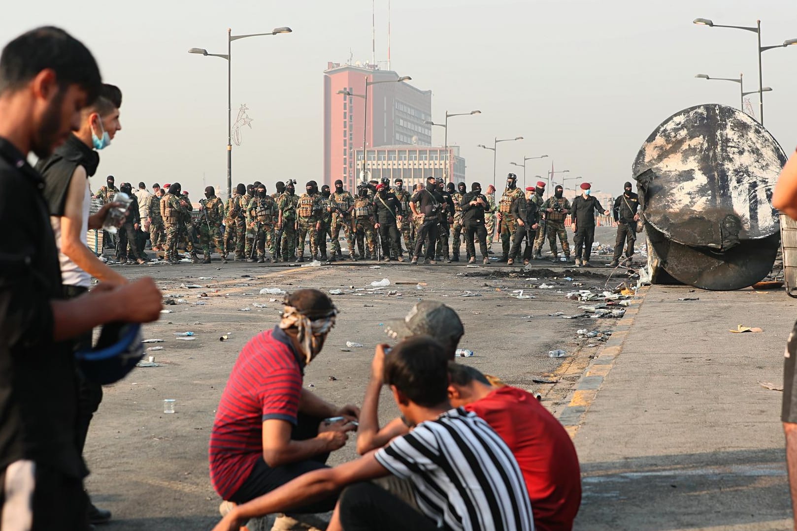 Demonstranten in Baghdad: Irakische Sicherheitskräfte blockieren eine Brücke, die in die gesicherte Grüne Zone führt.