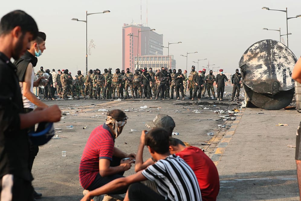 Demonstranten in Baghdad: Irakische Sicherheitskräfte blockieren eine Brücke, die in die gesicherte Grüne Zone führt.