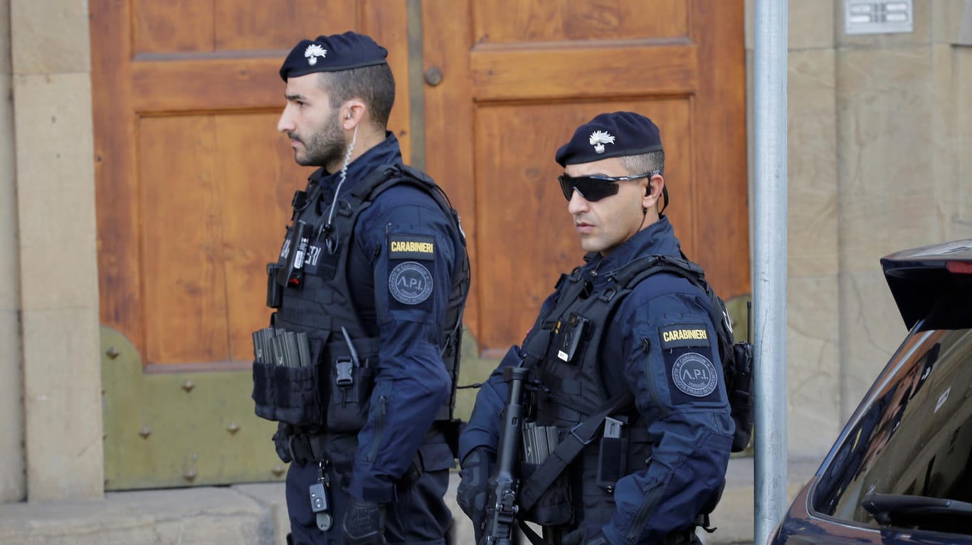Archivbild: Bewaffnete italienische Polizisten in Florenz.