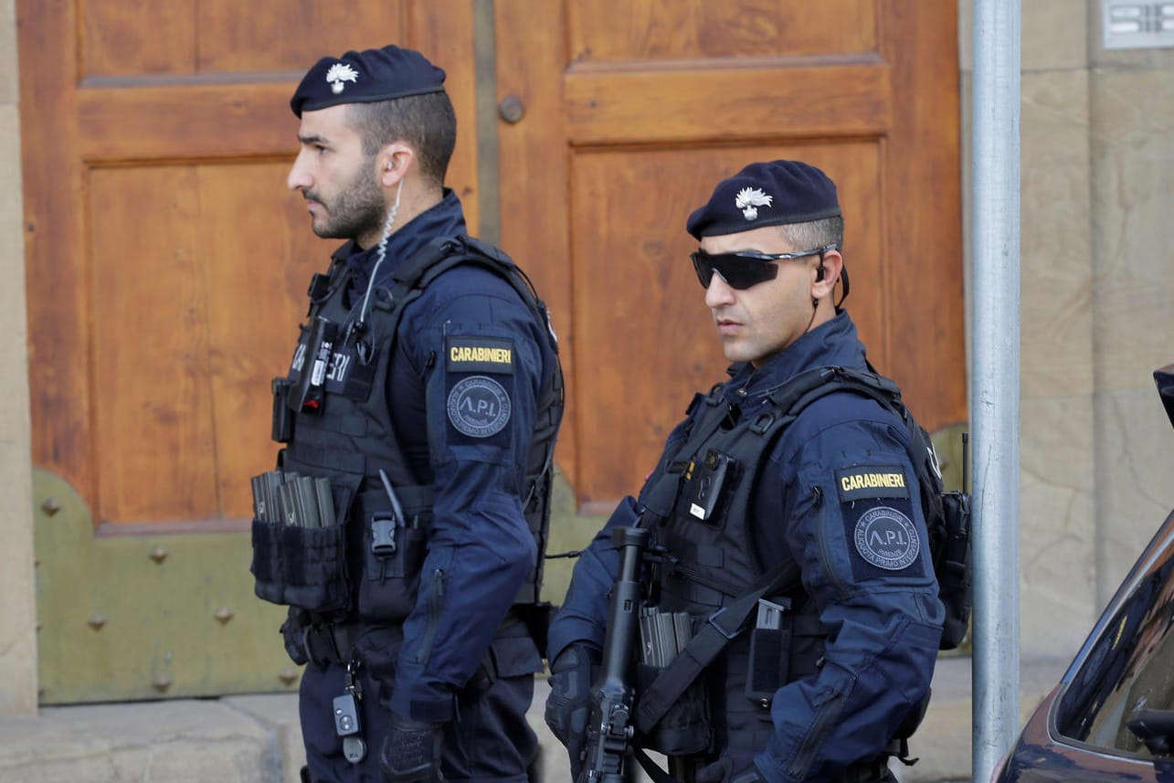 Archivbild: Bewaffnete italienische Polizisten in Florenz.