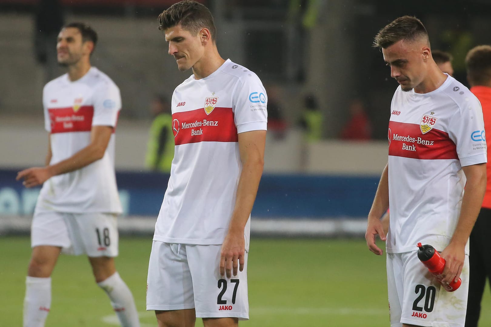 Erste Saisonniederlage für den VfB: Stuttgarts Gomez (M.) und Förster sind enttäuscht.