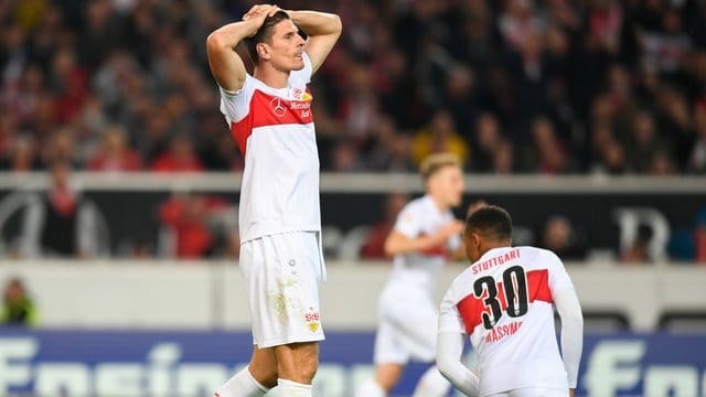 Stuttgarts Spieler zeigen Frust: Der VfB kassierte eine Heimniederlage gegen den SV Wehen Wiesbaden. Stuttgarts Spieler zeigen Frust: Der VfB kassierte eine Heimniederlage gegen den SV Wehen Wiesbaden.