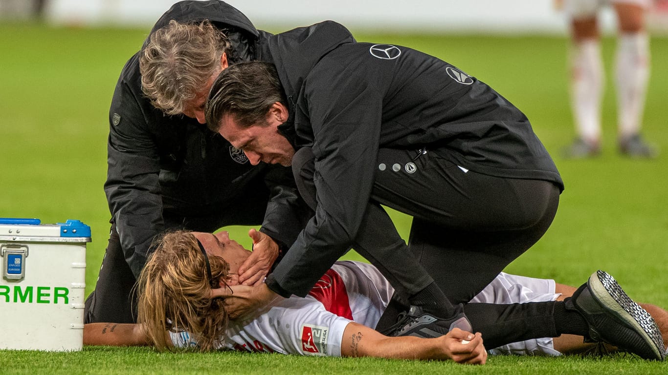 Stuttgarts Sosa liegt regungslos am Boden, die VfB-Ärzte behandeln den Kroaten.