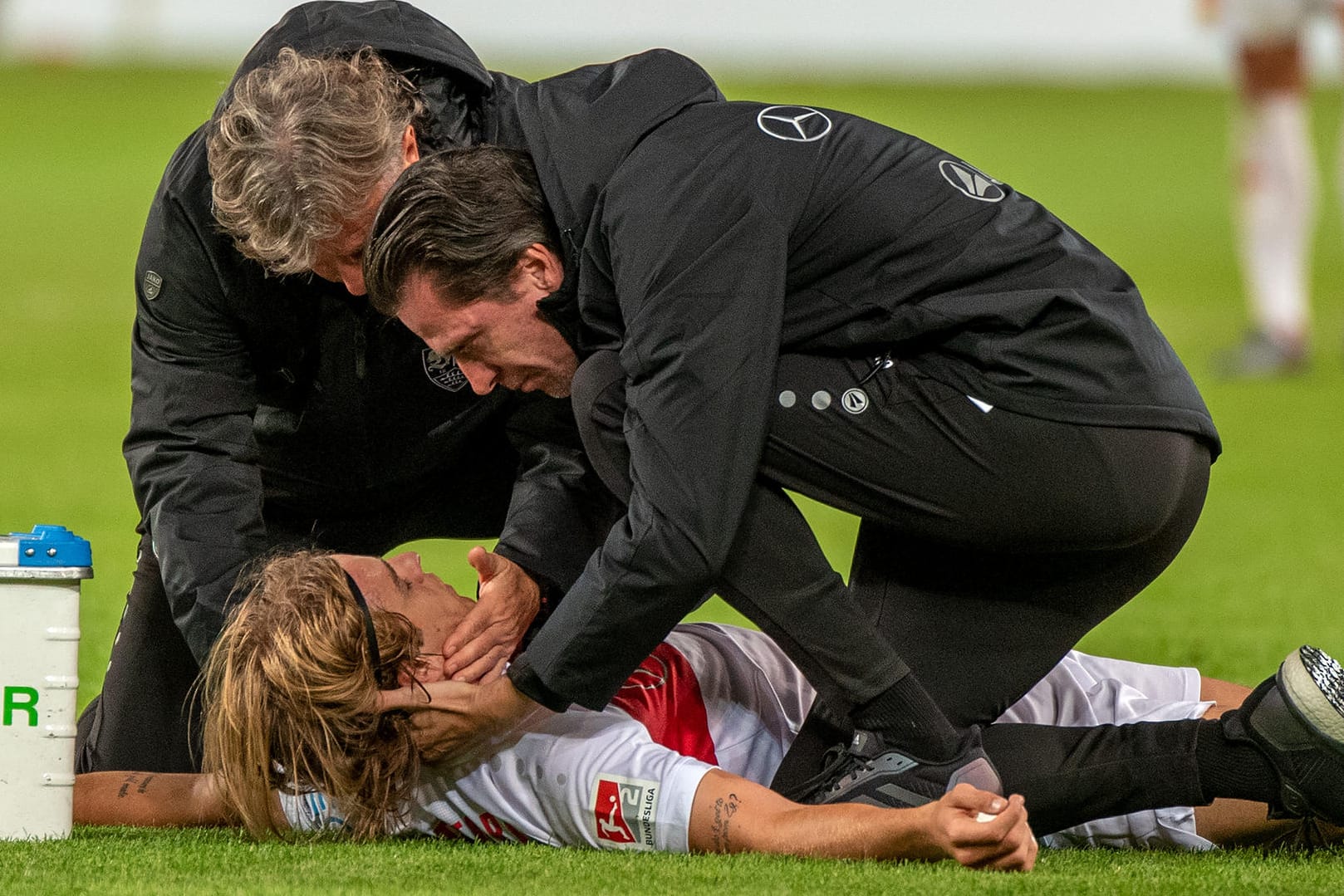 Stuttgarts Sosa liegt regungslos am Boden, die VfB-Ärzte behandeln den Kroaten.