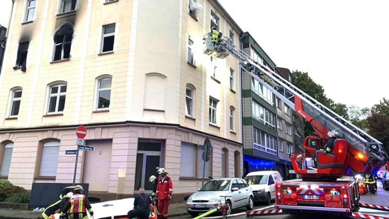 Einsatzkräfte der Feuerwehr am Ort der Explosion in Essen.