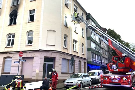 Einsatzkräfte der Feuerwehr am Ort der Explosion in Essen.