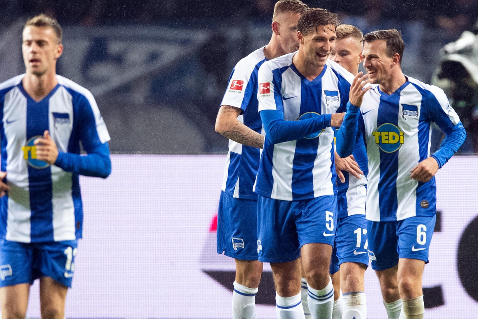 Die Herthaner um Torschütze Darida (r.) jubeln im Spiel gegen Düsseldorf.