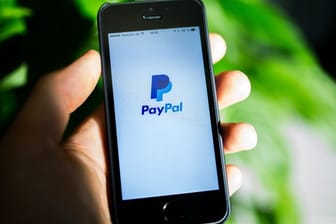 Ein Smartphone zeigt das Logo von PayPal: Online-Bezahldienst Paypal steigt bei Facebooks geplanter Digitalwährung Libra aus.