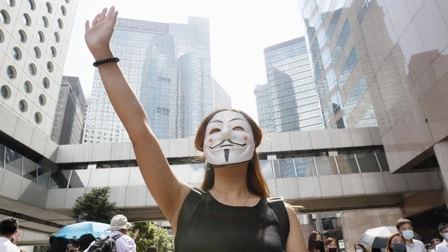 Eine maskierte Frau während einer Demonstration in Hongkong.