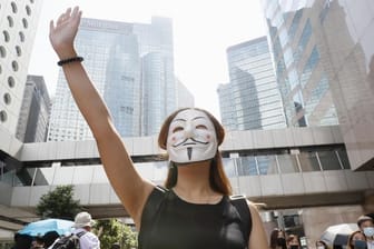Eine maskierte Frau während einer Demonstration in Hongkong.
