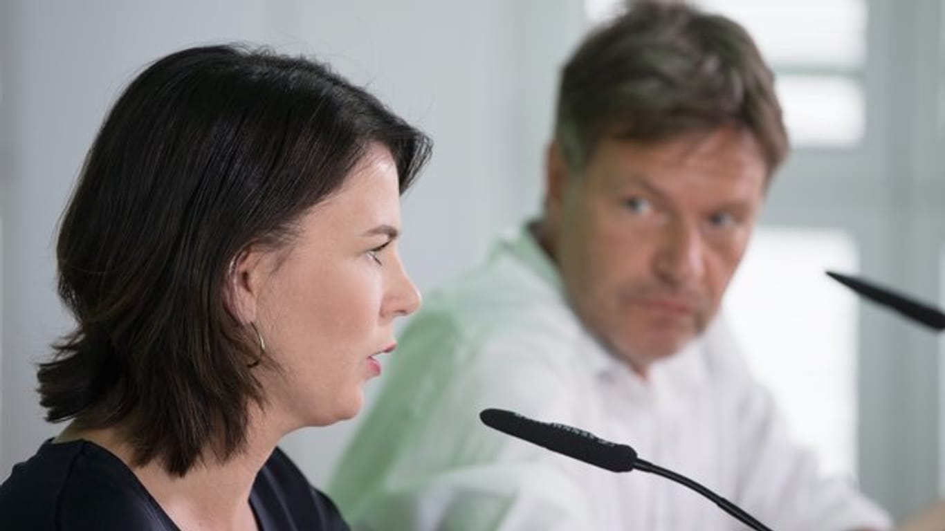Annalena Baerbock und Robert Habeck Ende Augustg bei einer Pressekonferenz in Dresden.
