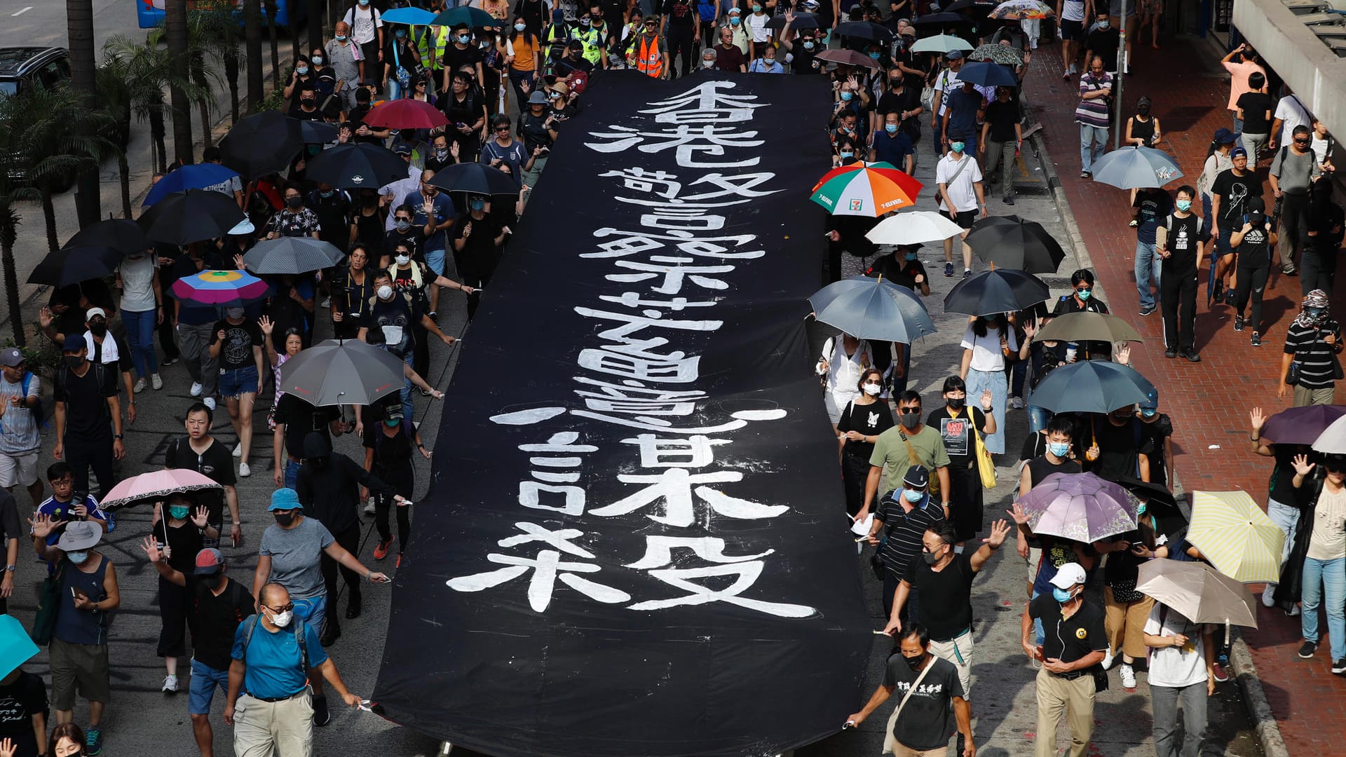 Proteste in Hongkong: Die Demonstraten tragen ein Banner mit der Aufschrift "Die Hongkonger Polizei tötet absichtlich".