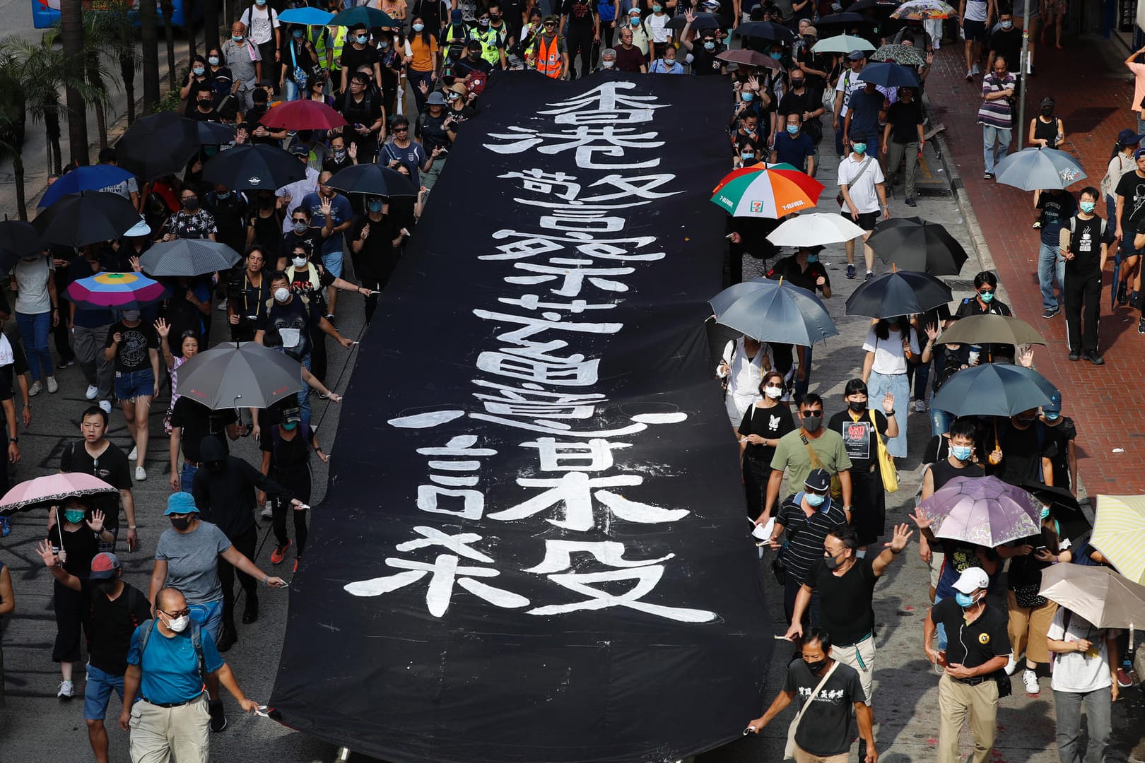 Proteste in Hongkong: Die Demonstraten tragen ein Banner mit der Aufschrift "Die Hongkonger Polizei tötet absichtlich".