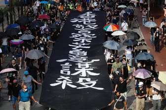 Proteste in Hongkong: Die Demonstraten tragen ein Banner mit der Aufschrift "Die Hongkonger Polizei tötet absichtlich".