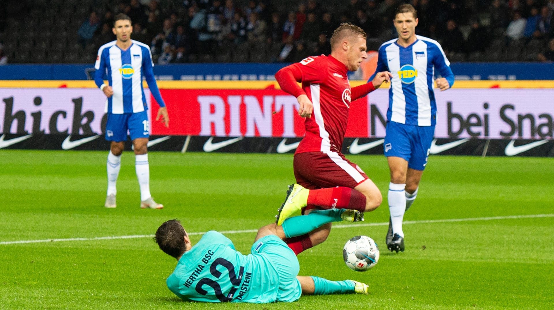 Rouwen Hennings im Duell mit Hertha-Keeper Rune Jarstein.