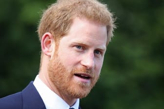 Prinz Harry hat Klage gegen zwei britische Zeitungsverlage eingereicht.